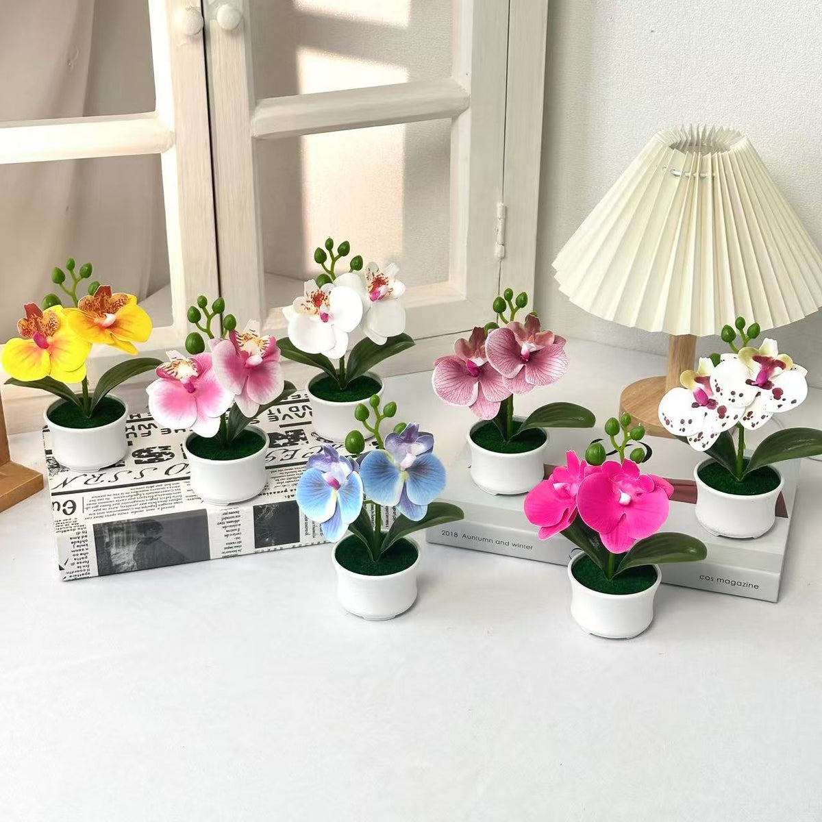 Elegante künstliche Orchideenpflanzenanordnung für die Innendekoration