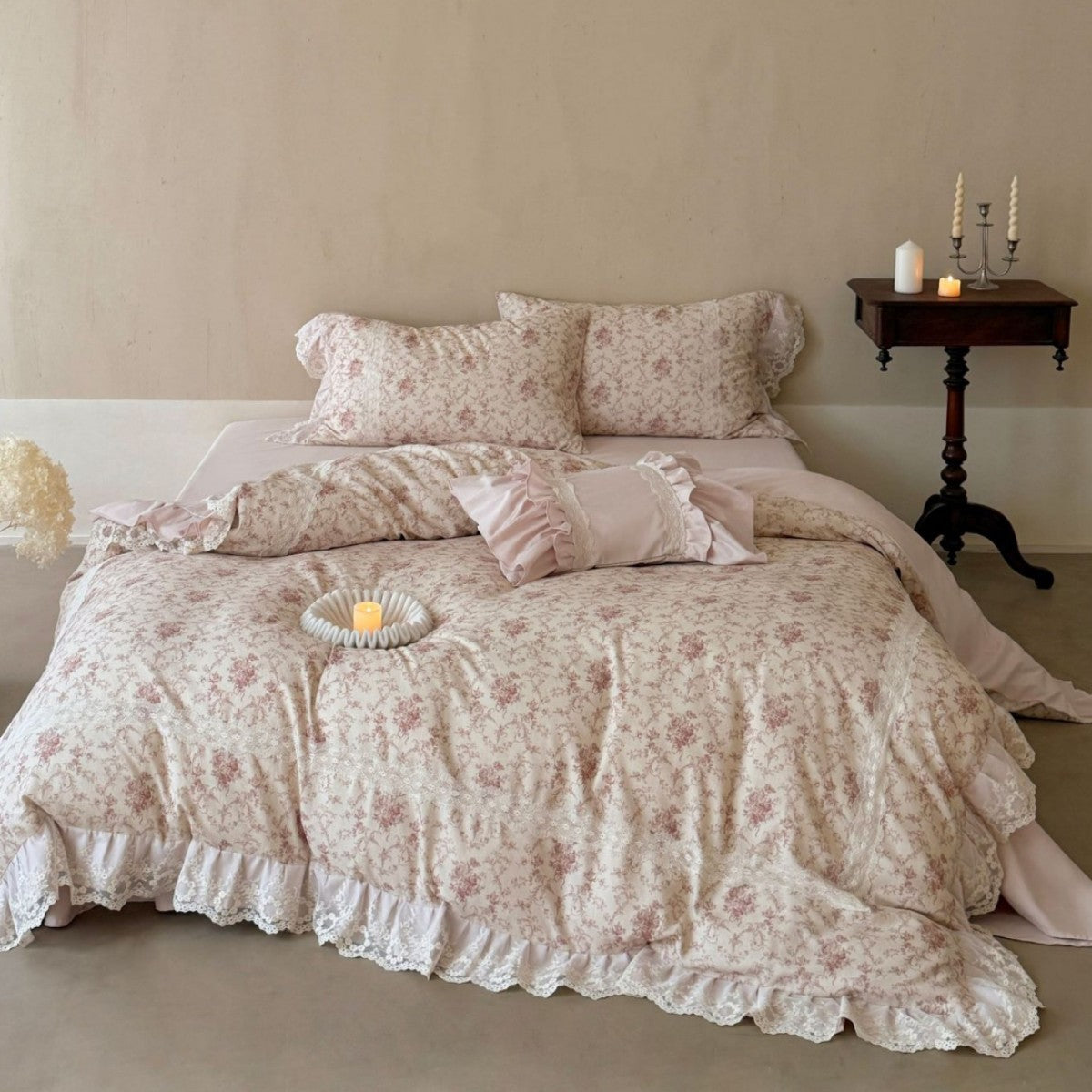 Vintage Cottage Floral Ge quiltete Bettdeckenbezug Ensemble mit Spitzenbesatz Rüsche & Kissenbezügen