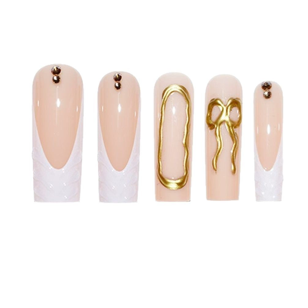 Künstlerisches 3D Press-On Nagelset mit dekorativen goldenen Akzenten Brehn