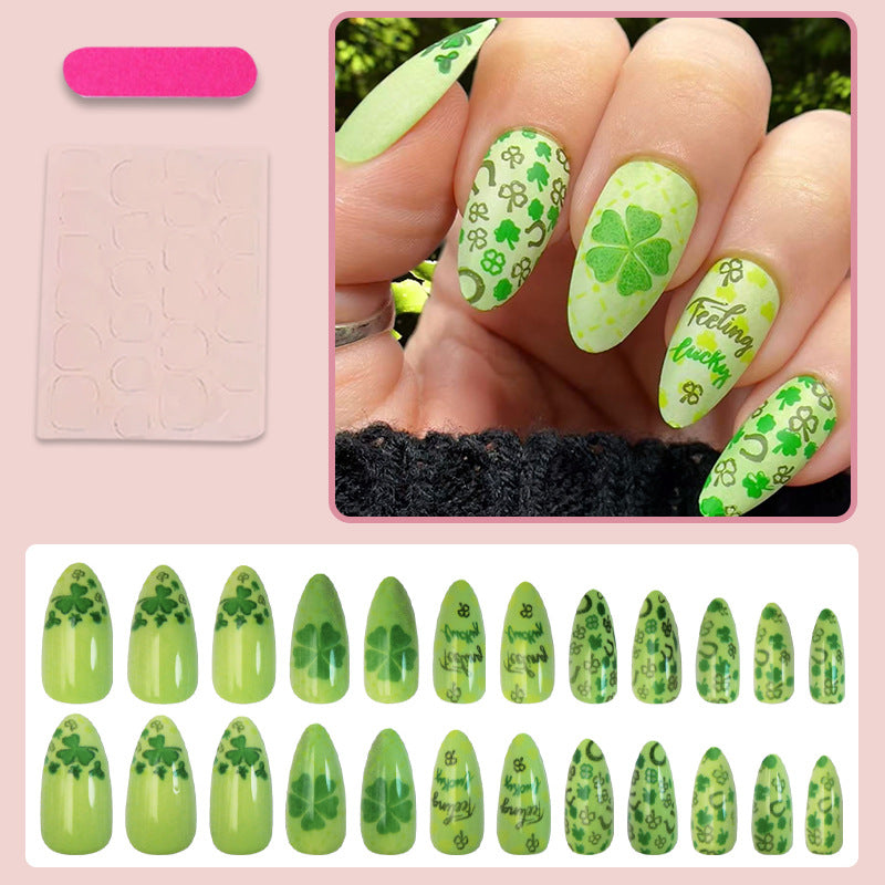 Kunstnagelset mit fröhlichen Kleeblatt-Designs und lässigen Schriftzugmotiven Brehn