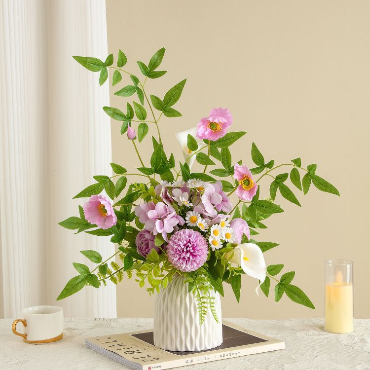 Lebensechte Blumenarrangement mit dekorativer Vase