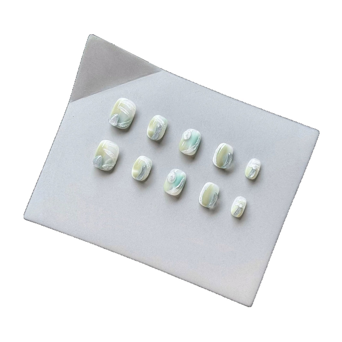Künstlerisches Press-On-Nagelset mit glänzendem Marmor-Design