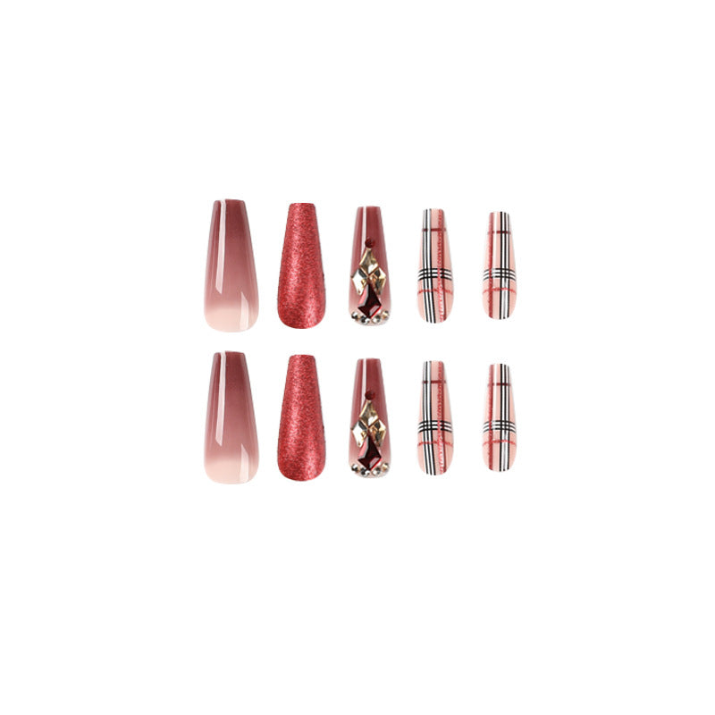 Glamouröse Stiletto-Nägel mit extravagantem Design und Glitzerakzenten Brehn