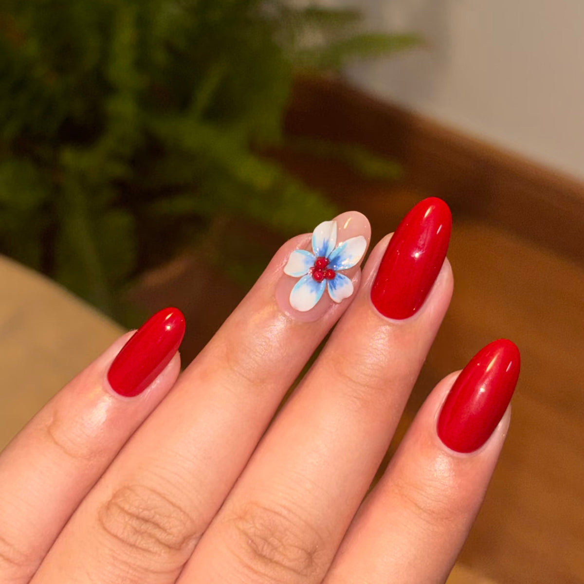 Künstlerisches Press-On-Nagelset mit floralen Verzierungen Brehn