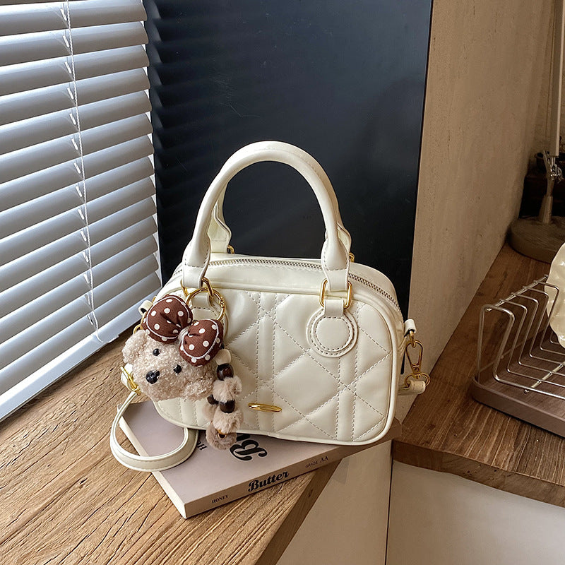 Gepolsterte Mini-Handtasche mit Plüsch-Schlüsselanhänger