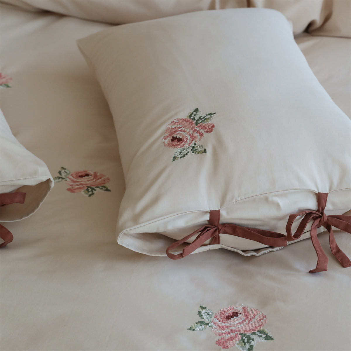 Gesticktes Bettwäsche-Set aus Baumwollsatin mit Rosenstickerei und Schleifenverschluss