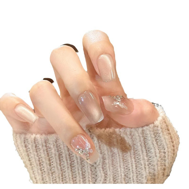 Elegante Faux-French-Tip-Press-On-Nägel mit floralen Akzenten Brehn