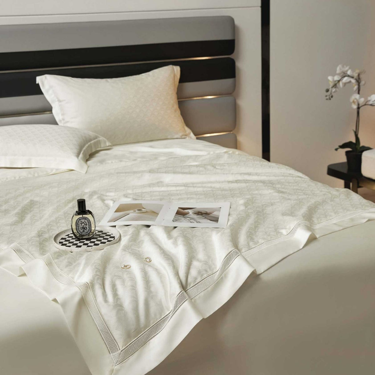 Satin-Duvetbezug-Set mit gewebtem Karo-Jacquard und dekorativer Bordüre