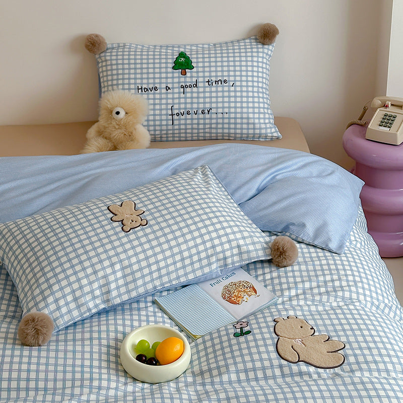 Kinder-Bettwäsche-Garnitur aus Baumwoll-Perkal mit Karomuster, Bärchen-Applikation und Bommel-Ecken