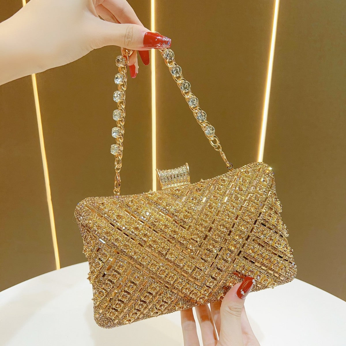 Elegante mit Schmucksteinen verzierte Abendhandtasche