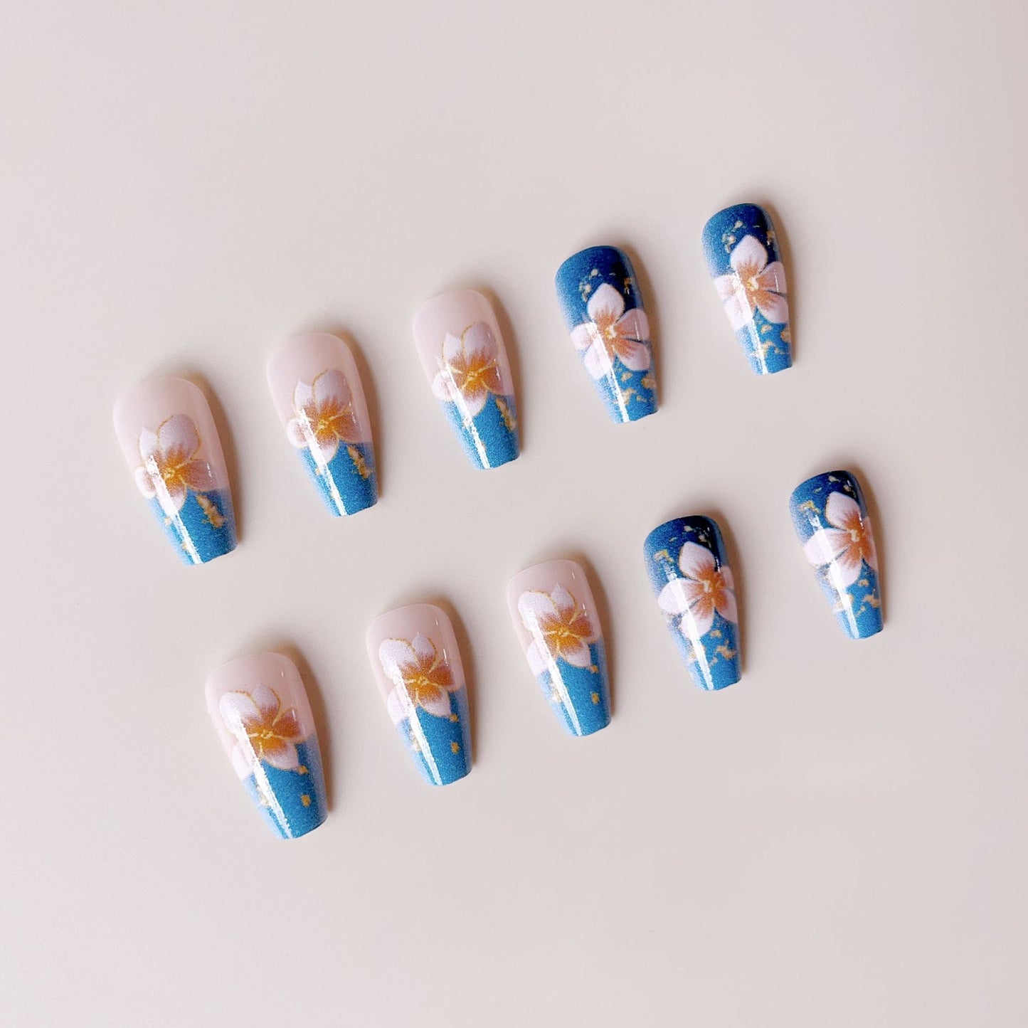 Kunstnagelspitzen mit floralen Akzenten und Glitzer Brehn
