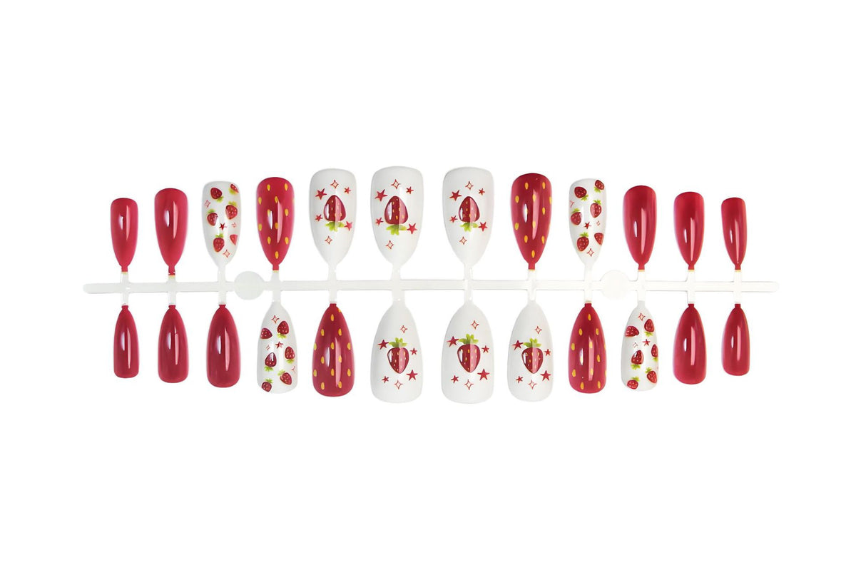 Kunstnägel mit fruchtigen Erdbeer-Motiven und Glanz Brehn