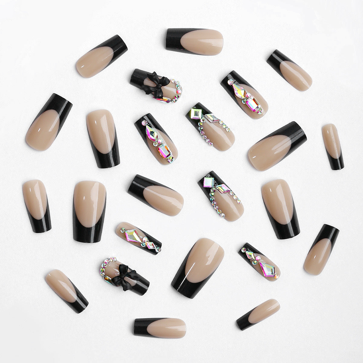 Glamouröses Kunstnagelset mit funkelnden Strass- und Schleifenverzierungen Brehn