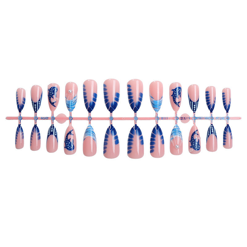 Kreatives Kunstnagelset mit maritimem Design und eleganten Akzenten Brehn