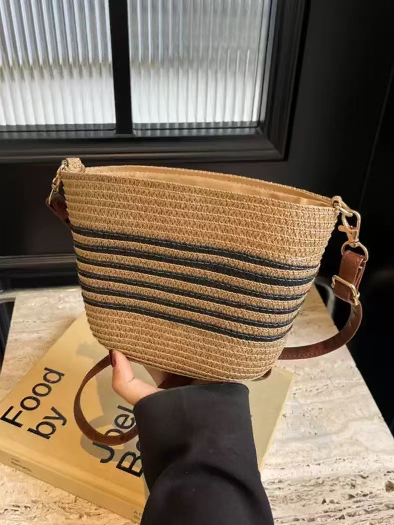 Trendige Sommerhandtasche Aus Geflochtenem Material Brehn