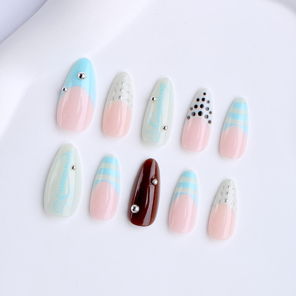Künstliche Stiletto-Nägel mit Glamourösen Applikationen Brehn
