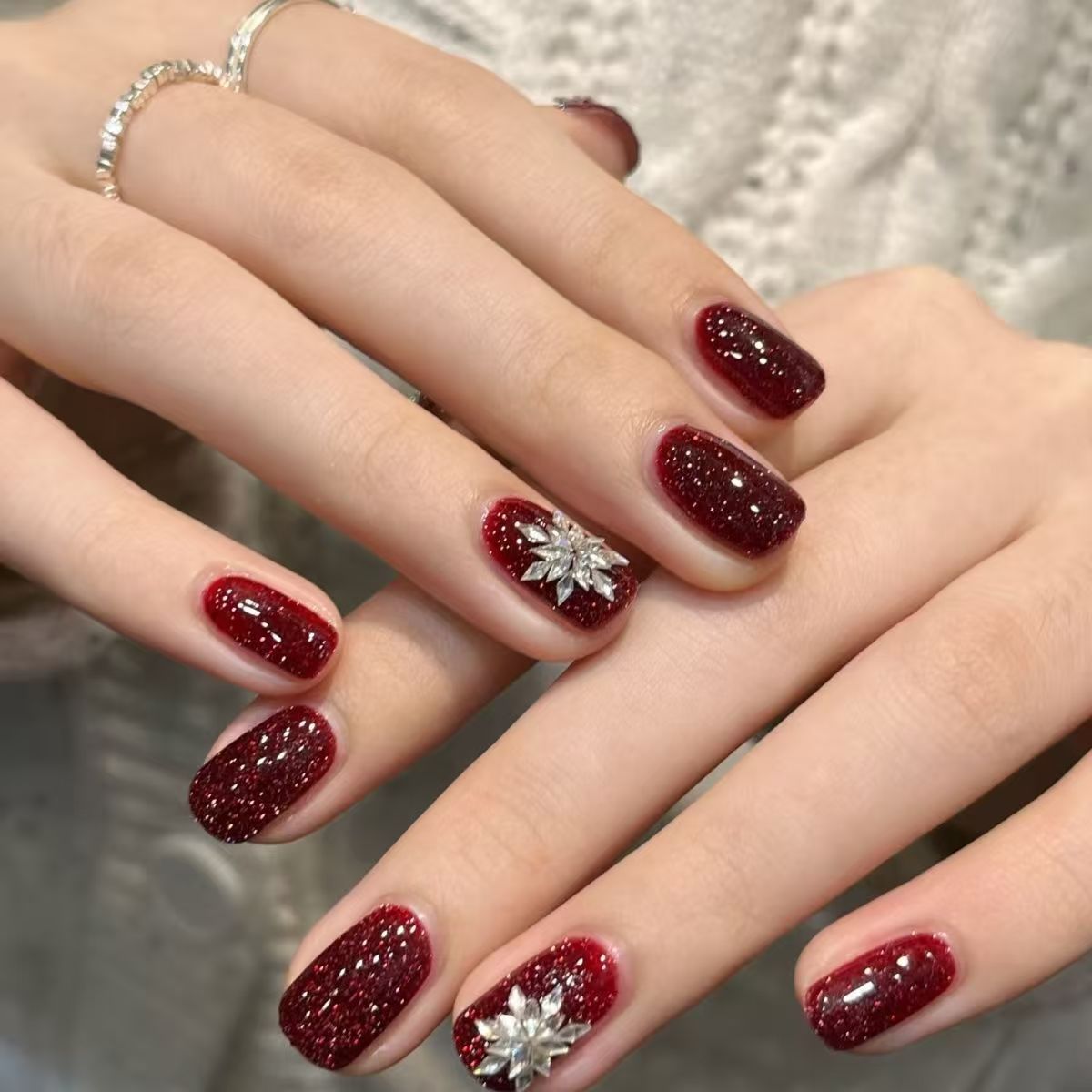 Glitzernde dekorative Press-On-Nagelerweiterungen