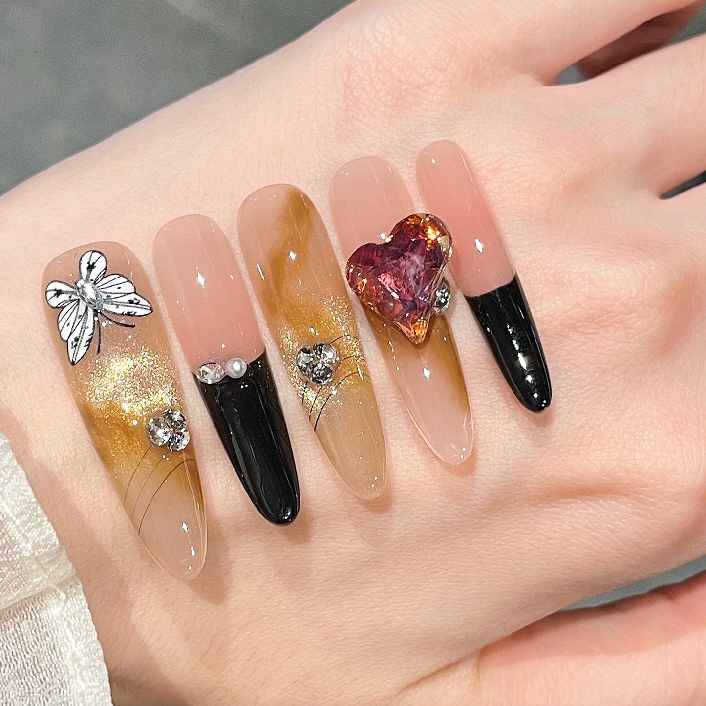Künstlerische 3D-Schmetterlings- und Edelstein-Nagelverlängerungen Brehn