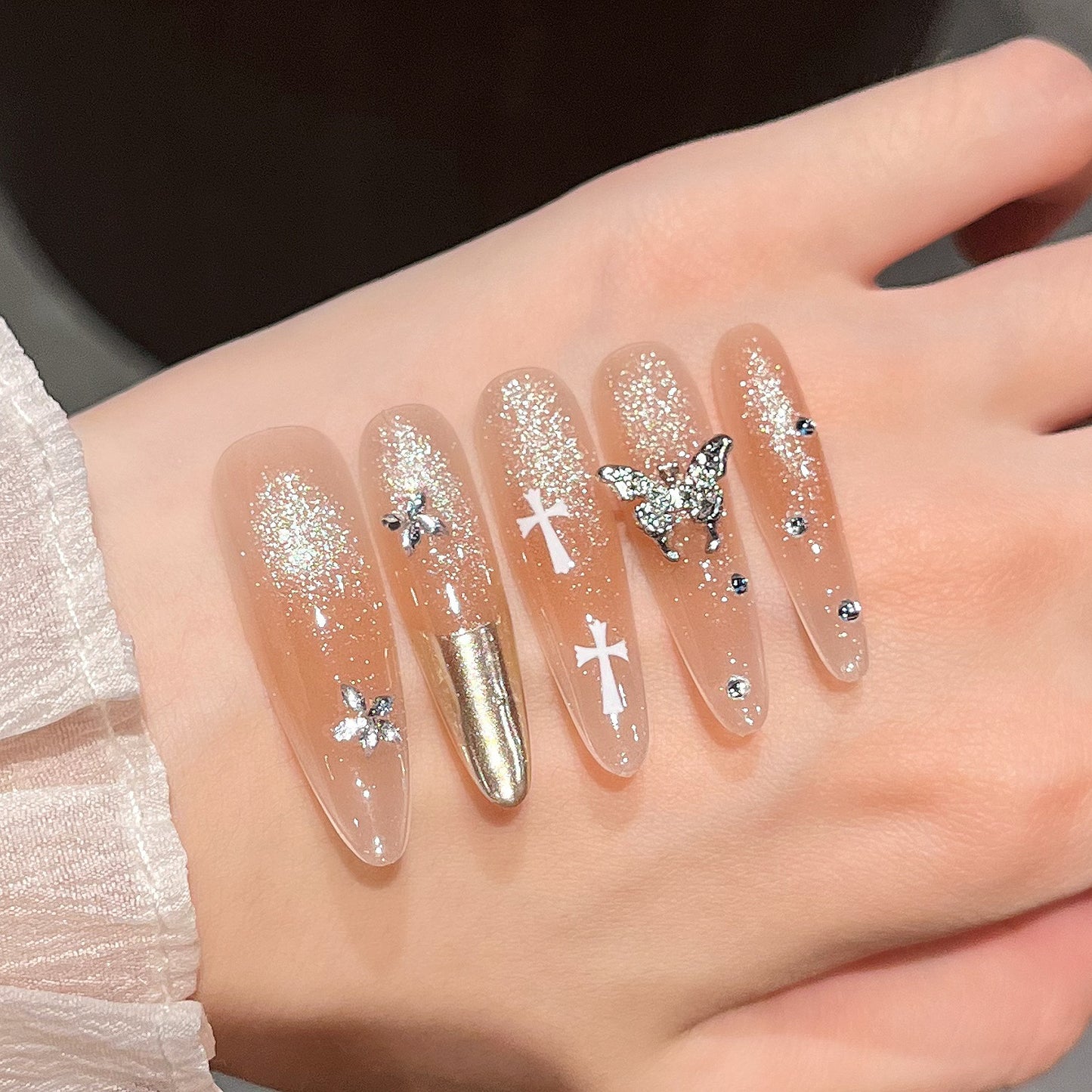 Elegante Stiletto Press-On-Nagelverlängerungen mit Edelsteinakzenten Brehn