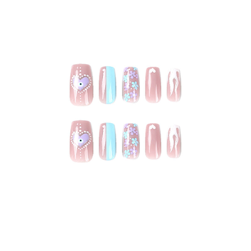 Kunstvolle Nagelkunst mit floralen Akzenten und Glitzerverzierungen Brehn
