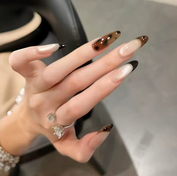 Dekorativer Press-On Nagelset mit verspielten Bogen Designs Brehn