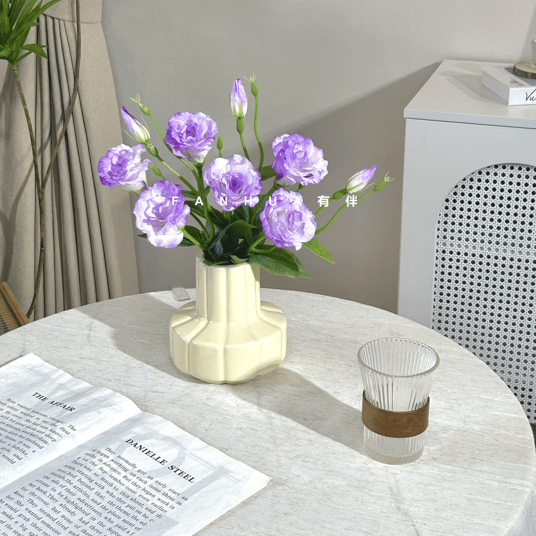 Elegante dekorative Blumenarrangement für die Innendekoration