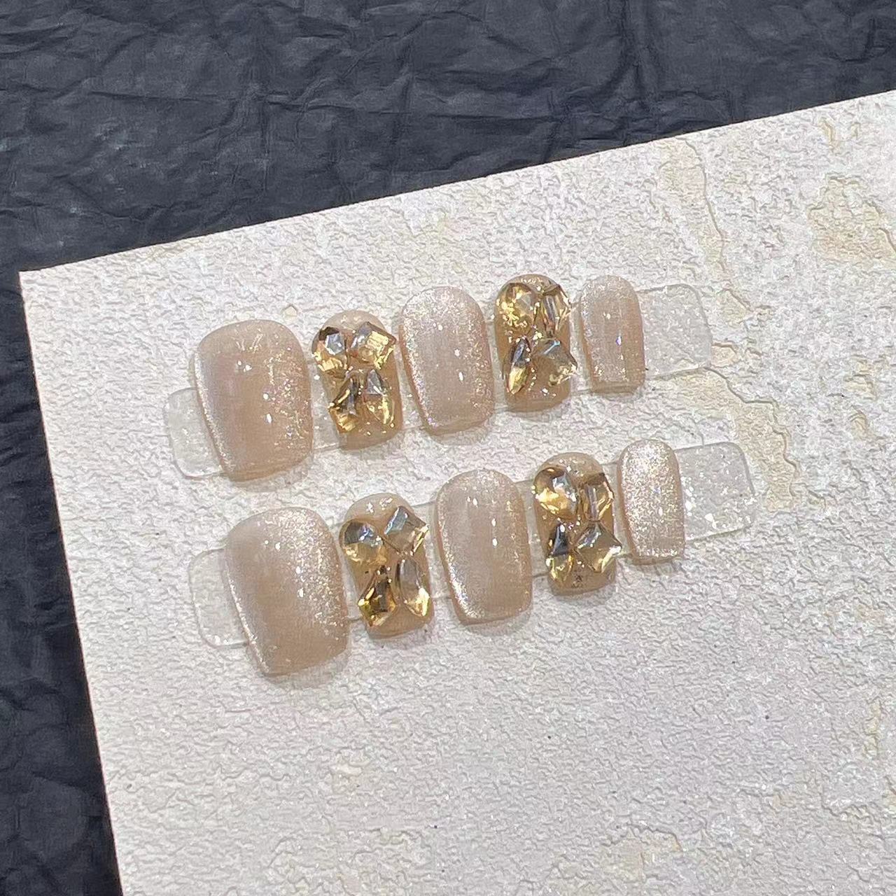 Premium Dekorative Press-On Nagelset mit schimmernden Edelsteinakzenten Brehn