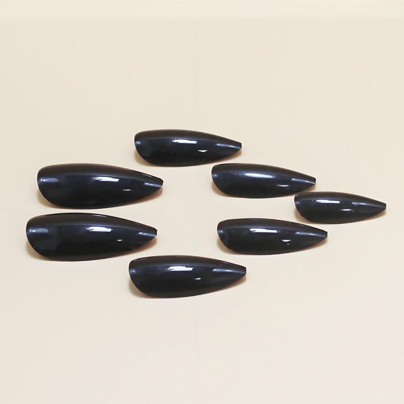 Kunstnagelset in eleganter Form Brehn