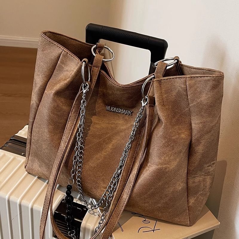 Lässiger Schulter Tote Brehn