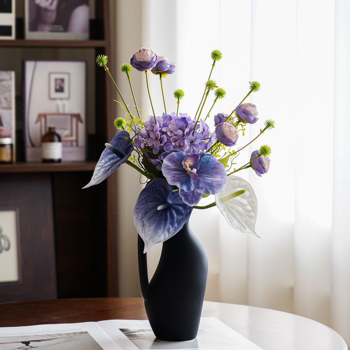 Stylische künstliche Blumenarrangement