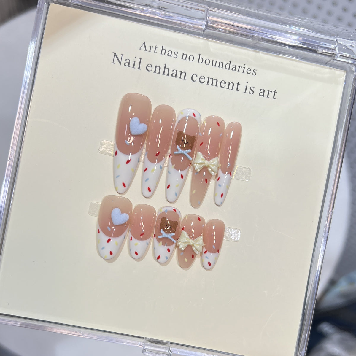 Dekorativer Stiletto Press-On Nagelkunstset mit süßen Charakterakzenten Brehn