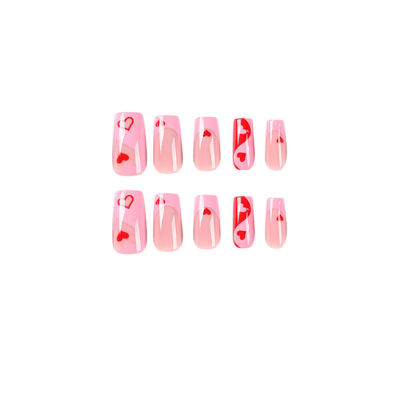 Künstliche Nagelkunst mit Herz-Design und Glitzerakzenten Brehn