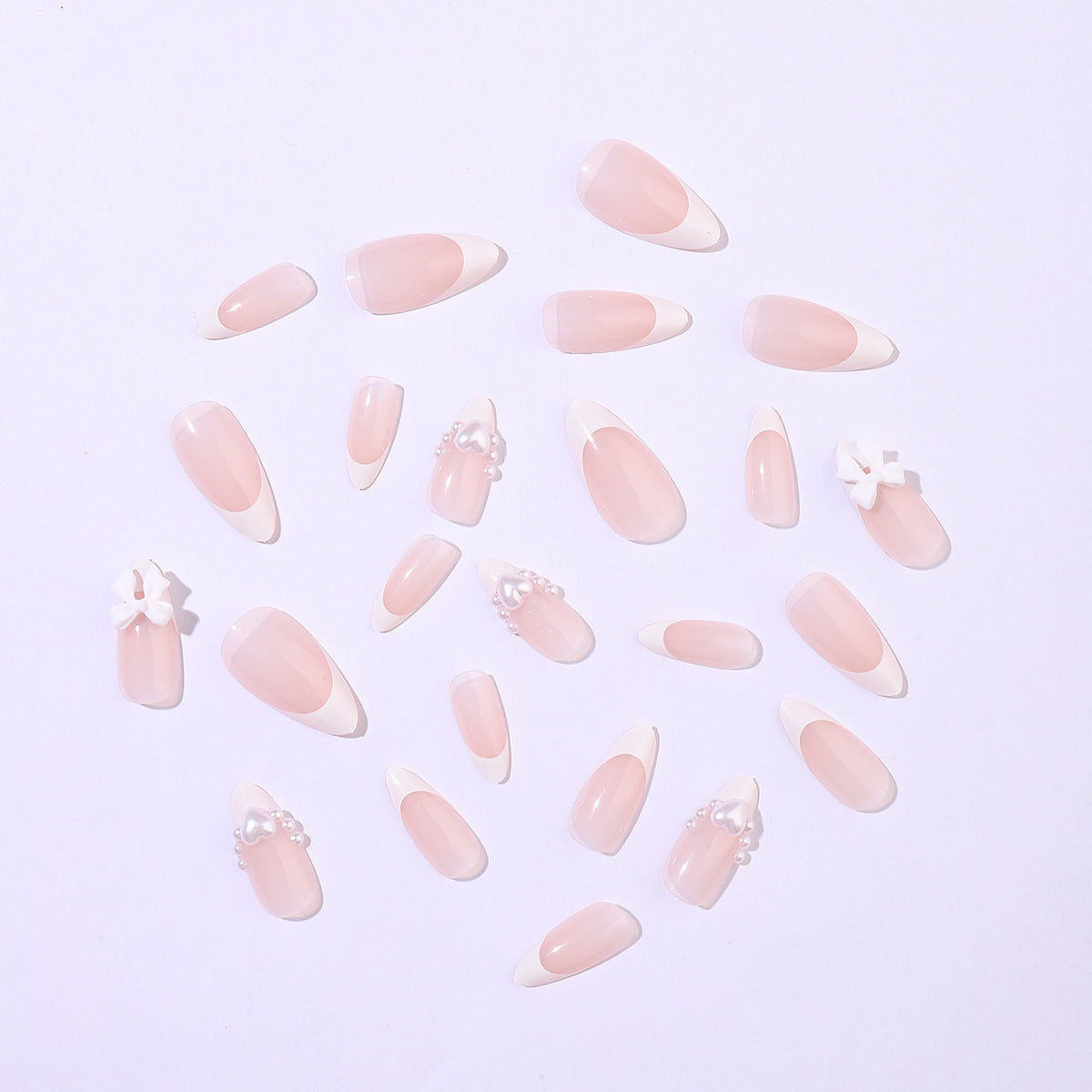 Kunstnagelset mit eleganten Perl- und Schleifenverzierungen Brehn