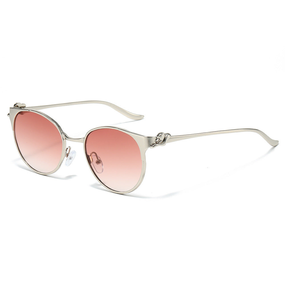 Elegante Cat-Eye-Sonnenbrille mit dekorativen goldenen Akzenten Brehn