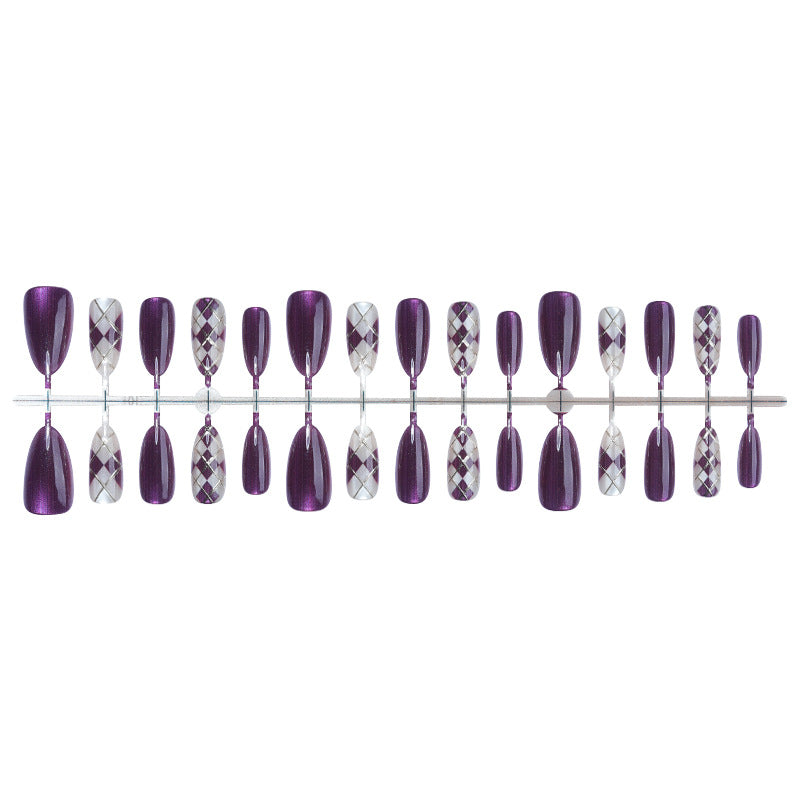 Kunstnagelset mit elegantem Karomuster und tiefem Glanz Brehn