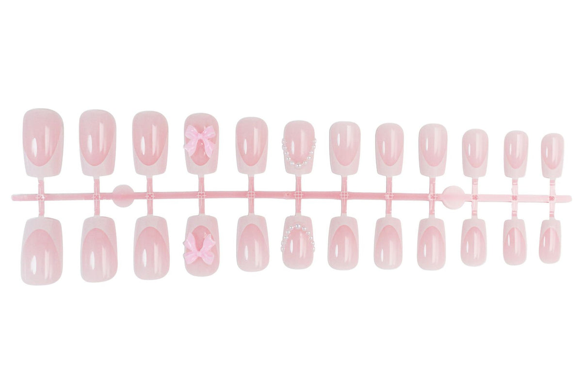 Kunstnagelset mit romantischen Schleifen und eleganten Akzenten Brehn