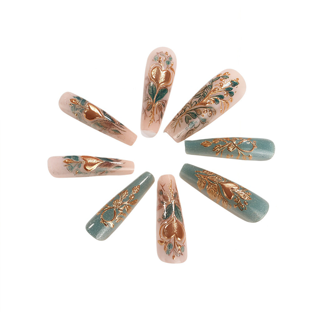 Kunstnägel mit floralen Design-Elementen Brehn
