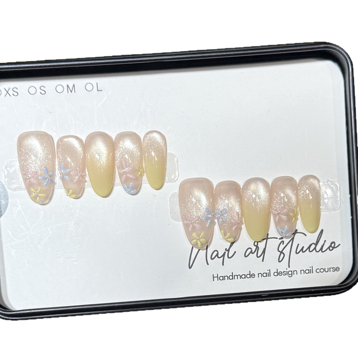 Stilvolles Press-On-Nagelset mit floralem Design Brehn