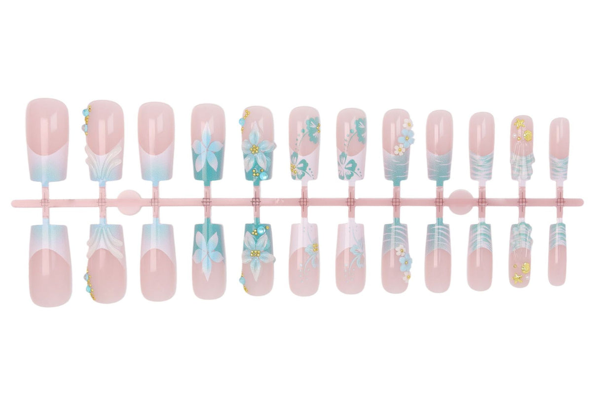 Kunstnagelset mit eleganten blumigen Verzierungen und Glitzerakzenten Brehn