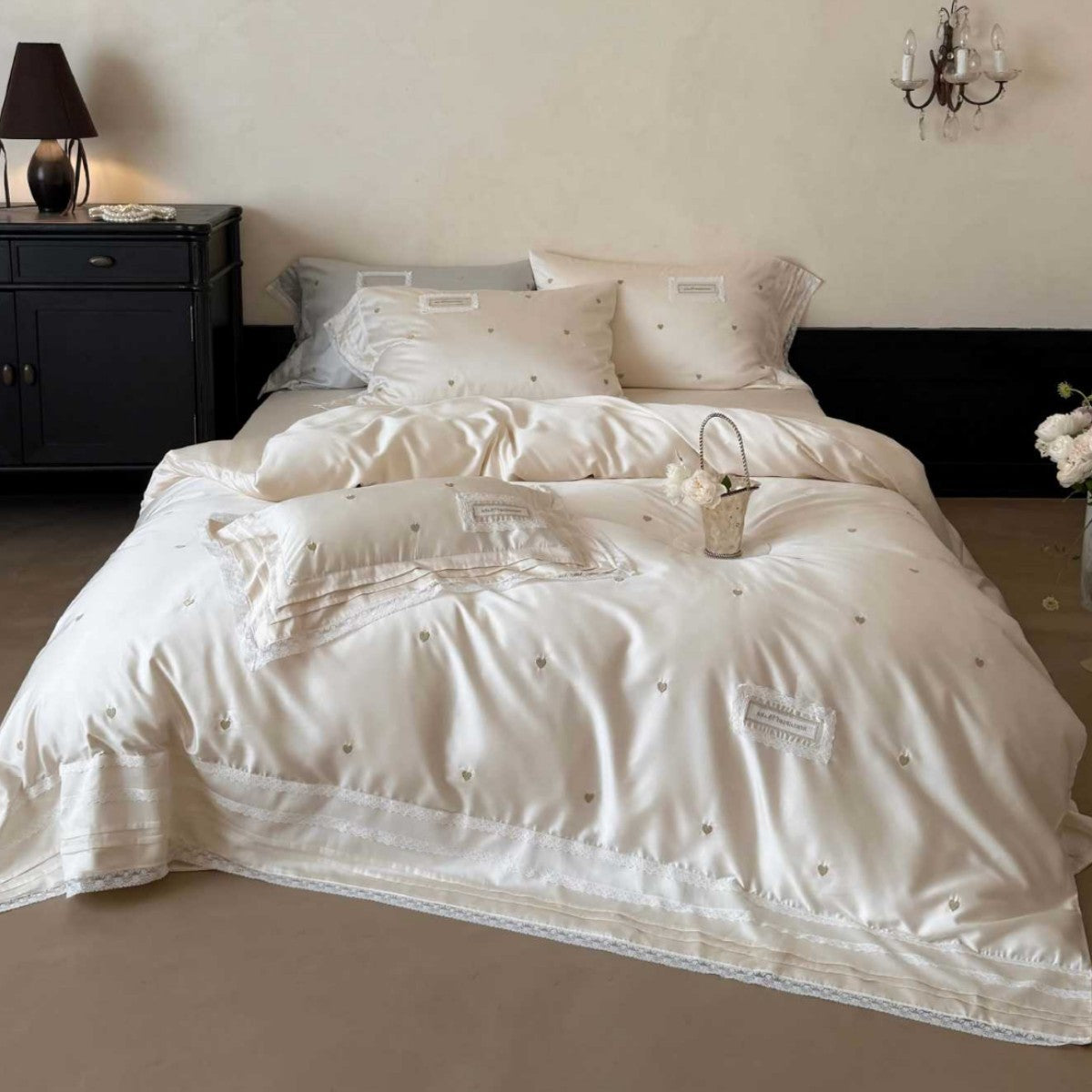 Luxuriös gesticktes Satin-Bettbezug-Set mit Spitze