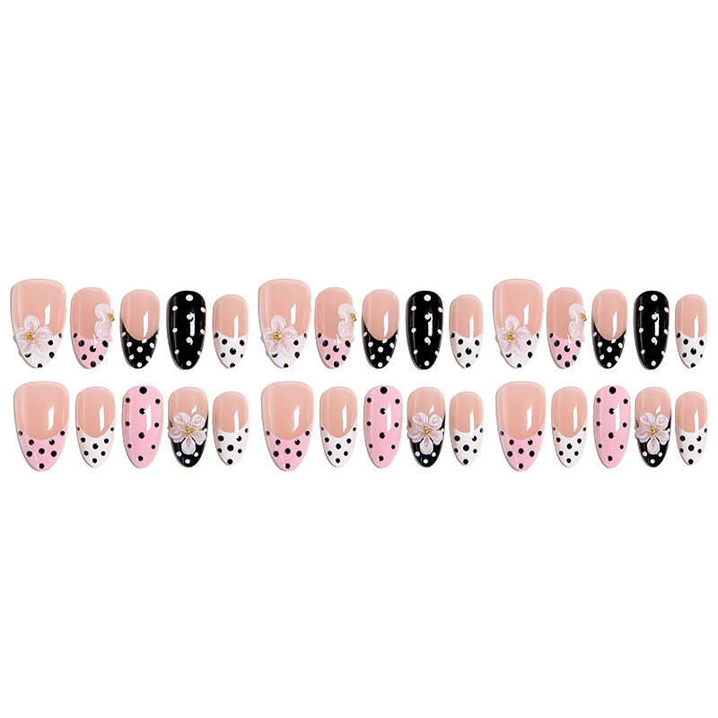 Kunstvolle Nagelspitzen im eleganten Design Brehn