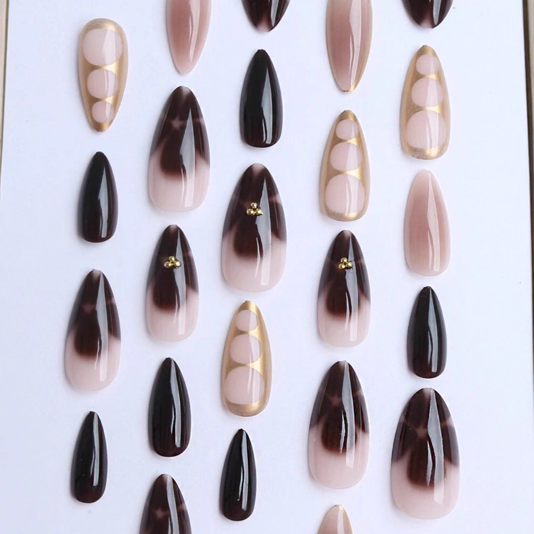 Kunstnagelset mit eleganten Ombre-Design und Goldverzierungen Brehn
