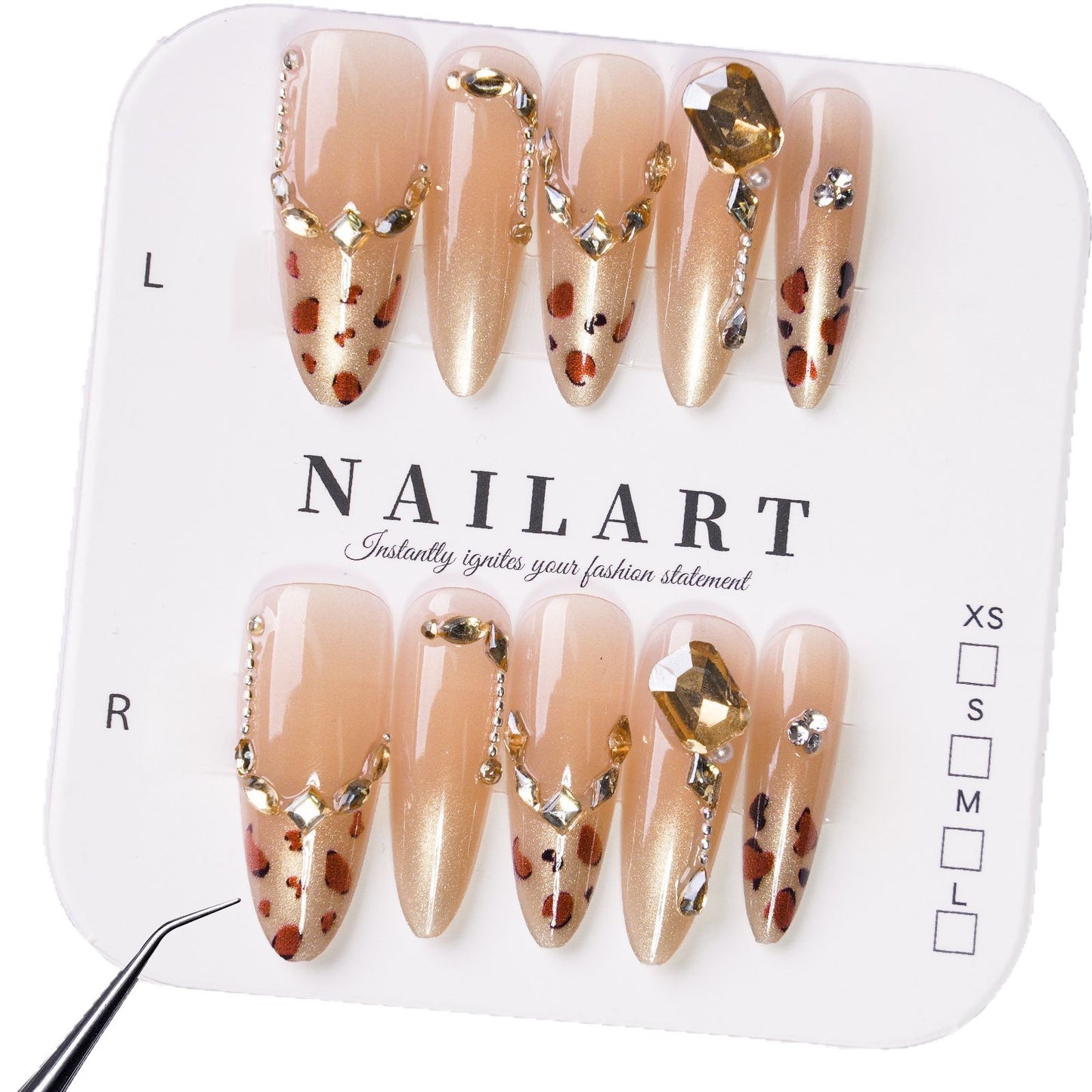 Glamouröse Kunstnägel mit Edlen Glitzerakzenten und Leopardendetails Brehn
