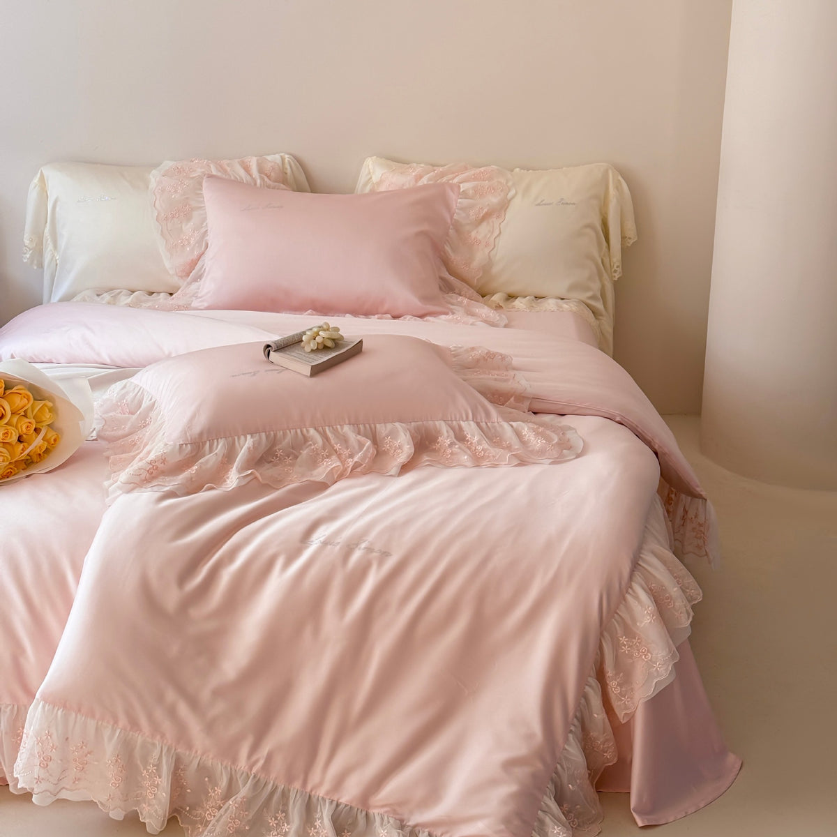 Luxuriöses Satin Rüschkissenbezug-Set mit Spitzenrand