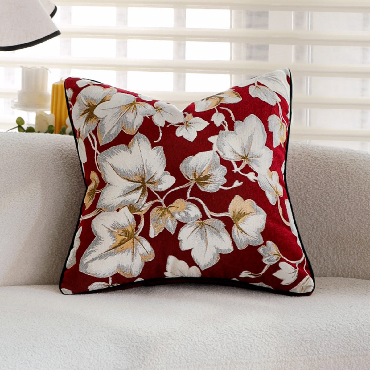 Zierkissen mit eleganter floralem Design