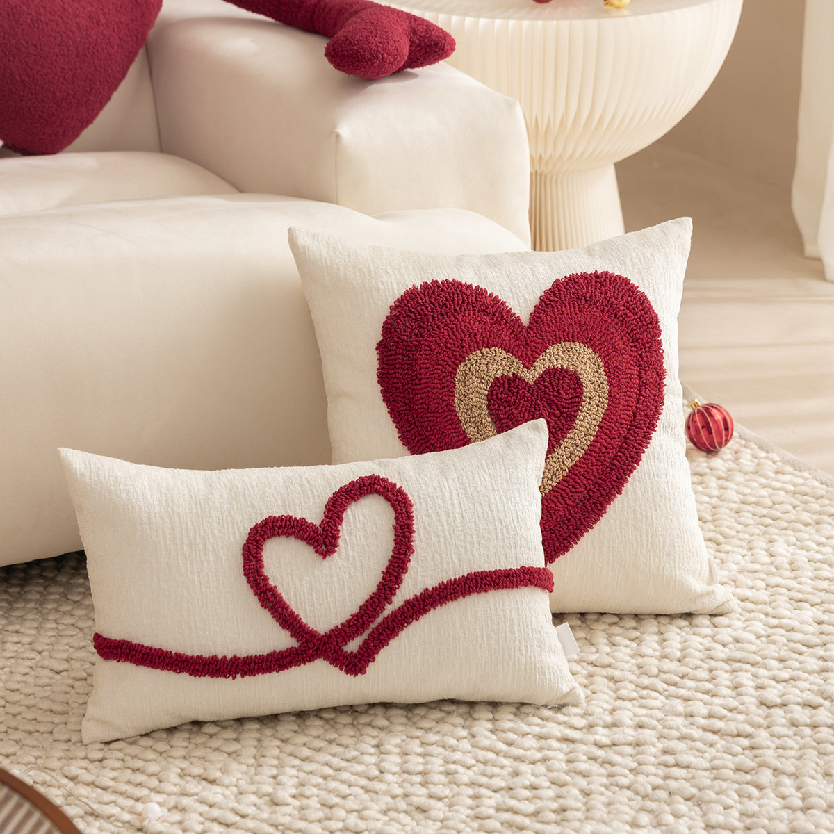 Herzförmiges Kuschelkissen mit verlängerten Arm-Applikationen Brehn