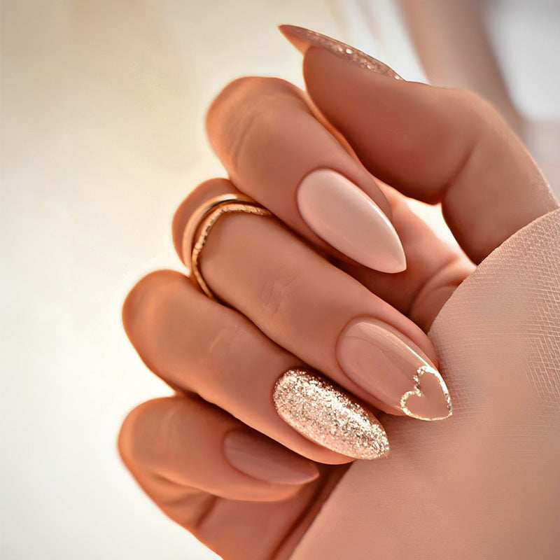 Elegantes Press-On-Nagel-Set mit glitzernden Herzakzenten Brehn