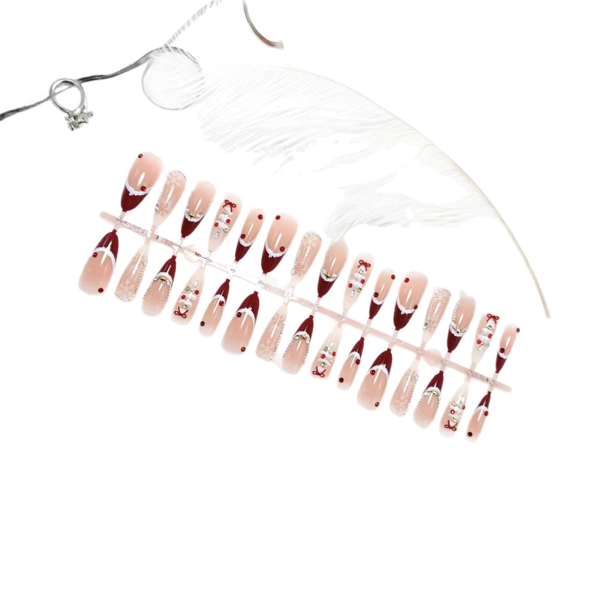 Kunstnägel mit festlichen Designs und Glitzerakzenten Brehn