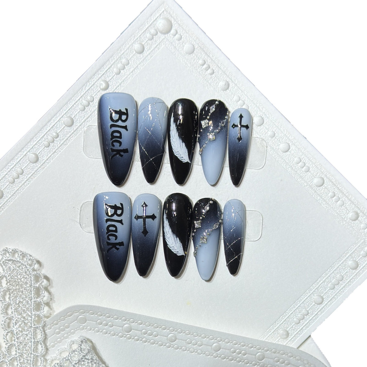 Künstlerisches Press-On Nagelset mit gotischem Feder- und Kreuzdesign Brehn