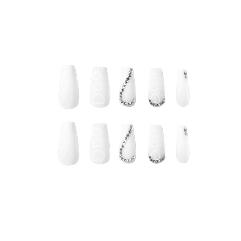 Kunstvolle Nagelverlängerungen mit Herzen-Design und Glitzerakzenten Brehn